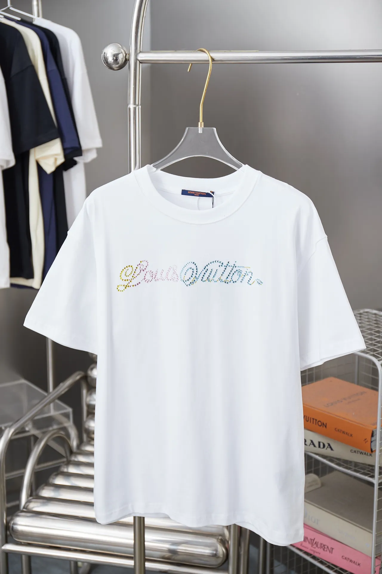 🅿️180 1V 25SS early spring new style Short sleeves with embroidered hot diamond letters Light luxury A must-have item for daily commuting for men and women Correct version Welcome to compare Detailed features · 320g 100% pure cotton double yarn jersey fabric · Special thickening in the same vat 32 pieces double-strand 1X1 thread · Imported Tajima machine embroidery petals . High temperature Australian imported colored diamonds · Double-needle sewing and cross-seam technology · Original main mark, washed tag, brand moisture-proof paper packaging Color: black/white Size: S/M/L/XL